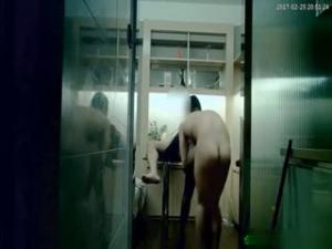 骚货遭两男轮番猛攻，高潮迭起瘫软求饶！